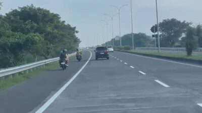 Tangkapan layar pemotor masuk jalan tol (Video Ekawati Diana)