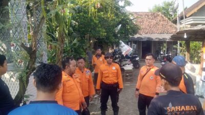 Tim SAR melakukan koordinasi pencarian korban tenggelam, Selasa (16/4/2024). (Alief Wahdana/kabarterdepan.com) 