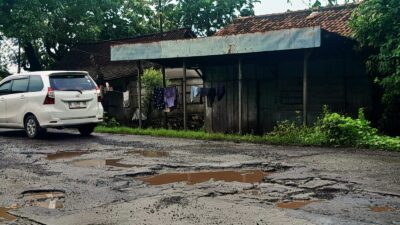 Berlubang, kondisi jalan Grobogan-Demak membahayakan pengguna jalan, Selasa (16/4/2024). (Masrikin/kabarterdepan.com)