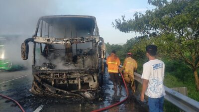 Petugas Damkar melakukan pembasahan ke bus yang terbakar (Andy / Kabarterdepan.com)