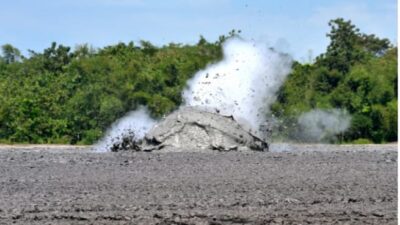 Fenomena letupan lumpur di Wisata Bleduk Kuwu Kabupaten Grobogan. (Masrikin/kabarterdepan.com)
