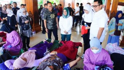 Pj Wali Kota Mojokerto saat meninjau kegiatan donor darah, Jumat (19/4/2024). (Alief Wahdana/kabarterdepan.com)