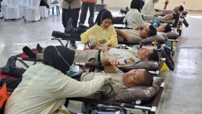 Kapolres Mojokerto dan anggota saat donor darah, Jumat (19/4/2024). (Alief Wahdana/kabarterdepan.com)