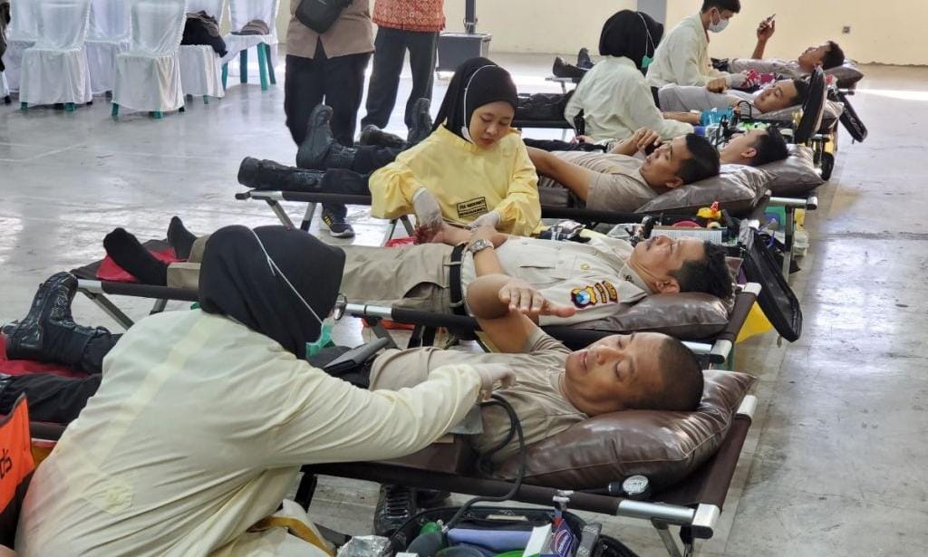 Kapolres Mojokerto dan anggota saat donor darah, Jumat (19/4/2024). (Alief Wahdana/kabarterdepan.com) 
