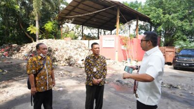 Pj Wali Kota Mojokerto memberikan arahan terkait permasalahan sampah. (Diskominfo Kota Mojokerto)