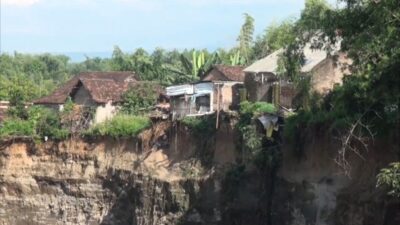 Penampakan sejumlah rumah di desa Ngembeh, Kecamatan Dlanggu, Kabupaten Mojokerto yang terancam amblas, Minggu (21/4/2024). (Alief Wahdana/kabarterdepan.com)