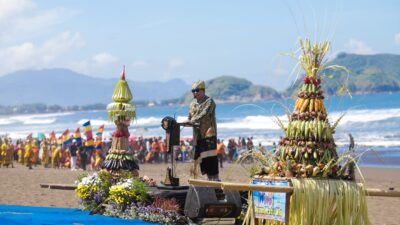 Warga Jember Antuasias Ikuti Parade Pegon 2024 di Pantai Watu Ulo