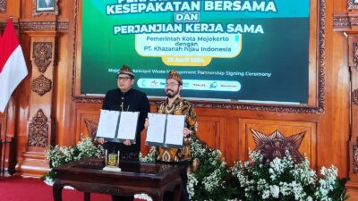 Penandatanganan MOU Pemkot Mojokerto bersama perusahaan Rekosistem untuk pengolahan sampah, Senin (22/4/2024). (Alief Wahdana/kabarterdepan.com)
