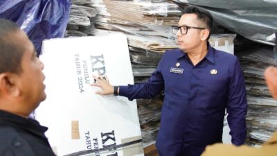 Pj Wali Kota Mojokerto, Moh Ali Kuncoro, saat meninjau logistik KPU beberapa waktu yang lalu. (Alief Wahdana/kabarterdepan.com)