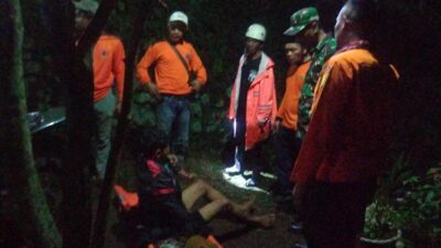 Petugas gabungan sedang mengevakuasi pendaki yang alami kedinginan (Andy / Kabarterdepan.com)