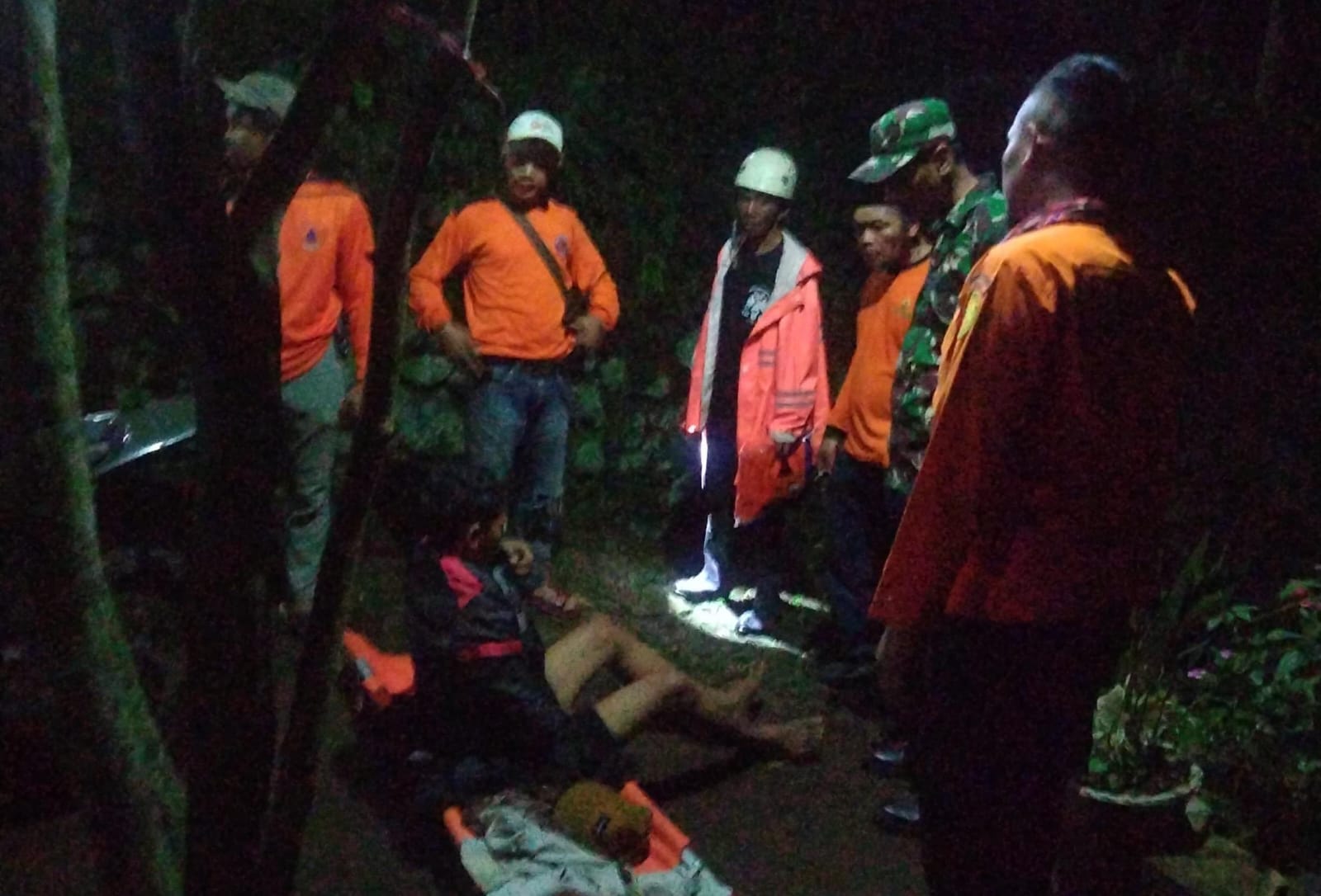Petugas gabungan sedang mengevakuasi pendaki yang alami kedinginan (Andy / Kabarterdepan.com)