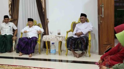 Kiai Asep (tengah) menerima silaturahim ketua MWC NU di Kabupaten Mojokerto, Minggu (21/4/2024). (Redaksi/kabarterdepan.com)