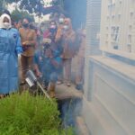 Bupati Mojokerto Ikfina Fahmawati mengikuti kegiatan Fogging serentak, Selasa (23/4/2024). (Alief Wahdana/kabarterdepan.com)