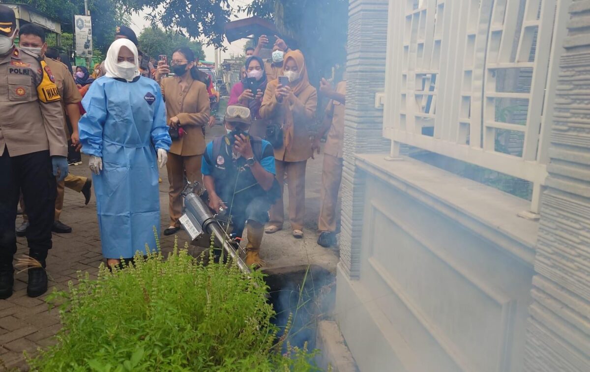 IMG 20240423 WA0036 1 Bupati Mojokerto Ikfina Fahmawati mengikuti kegiatan Fogging serentak, Selasa (23/4/2024). (Alief Wahdana/kabarterdepan.com)