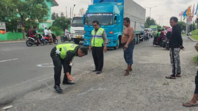 Petugas melakukan olah TKP laka lantas di Jalan Raya Trosobo, Sidoarjo, Selasa (23/4/2024). (Eko Setyawan/Kabarterdepan.com)