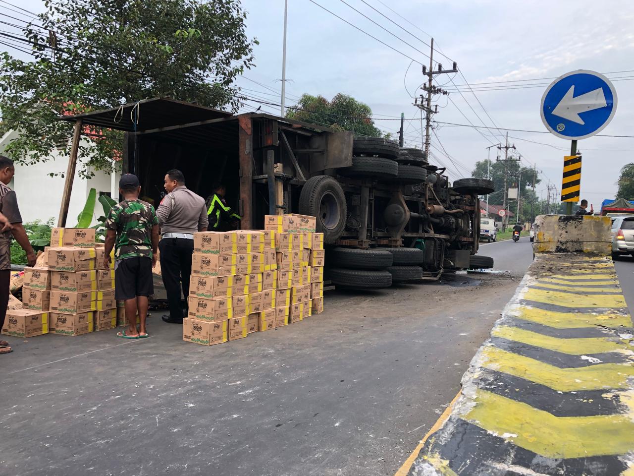 Kondisi truk Fuso saat terguling, usai menabrak pembatas jalan depan SPJ Jatim Mojokerto (Andy / Kabarterdepan.com)