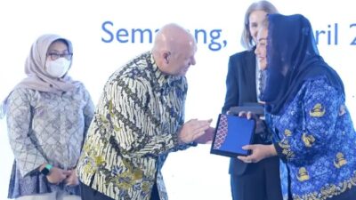 Wali Kota Semarang Hevearita Gunaryanti Rahayu menyerahkan cindera mata kepada Direktur USAID Indonesia Jeffery Cohen, Rabu (24/4/2024). (Ahmad/kabarterdepan.com)