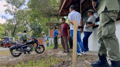 Sejumlah petugas Perhutani melakukan pengamanan di pintu masuk eks Wisata Kedung Ombo. (Masrikin/kabarterdepan.com)