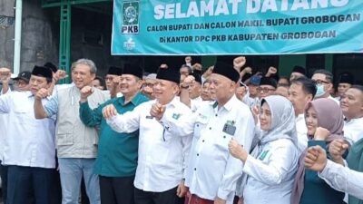 Bambang Pujiyanto saat mendaftar sebagai calon Bupati Grobogan, Rabu (24/4/2024). (Masrikin/kabarterdepan.com)