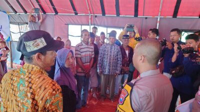 Kapolres Mojokerto AKBP Ihram Kustarto saat memberikan bantuan sosial kepada warga Desa Ngembeh Dlanggu yang mengungsi, Rabu (24/4/2024). (Alief Wahdana/kabarterdepan.com)