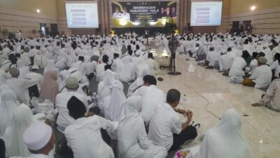 Ribuan calon jemaah haji asal Jember khusuk mengikuti manasik, Rabu (24/4/2024). (Lana/kabarterdepan.com)