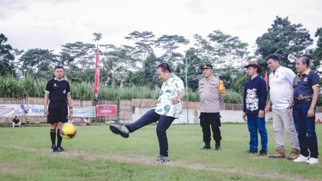 Bupati Jember menendang bola sebagai simbol diremikannya turnamen sepak bola Kades Plerean 2024. (Lana/kabarterdepan.com)