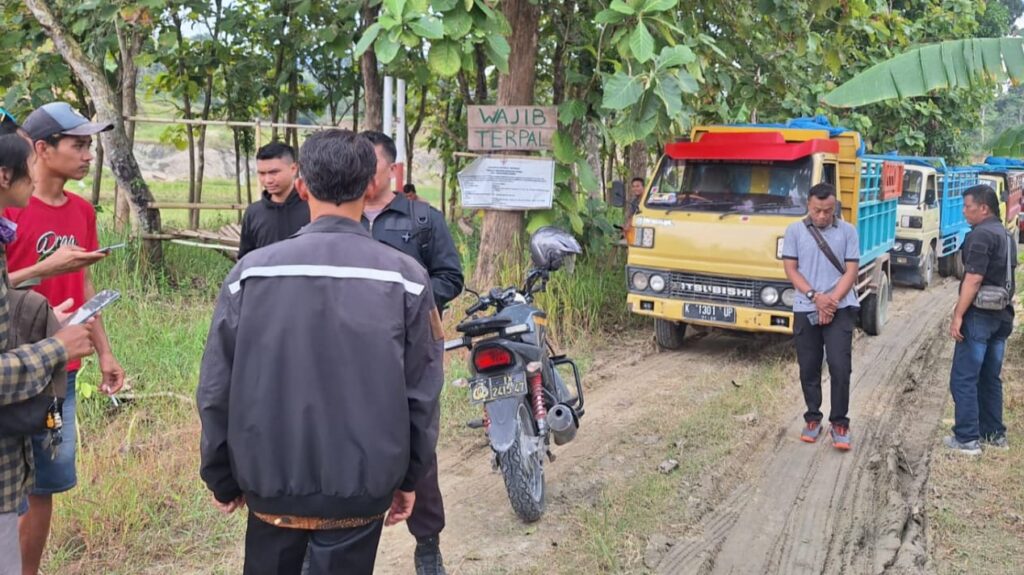 Sejumlah warga Desa Katekan Grobogan menghadap truk galian C, Sabtu (27/4/2024). (Masrikin/kabarterdepan.com)