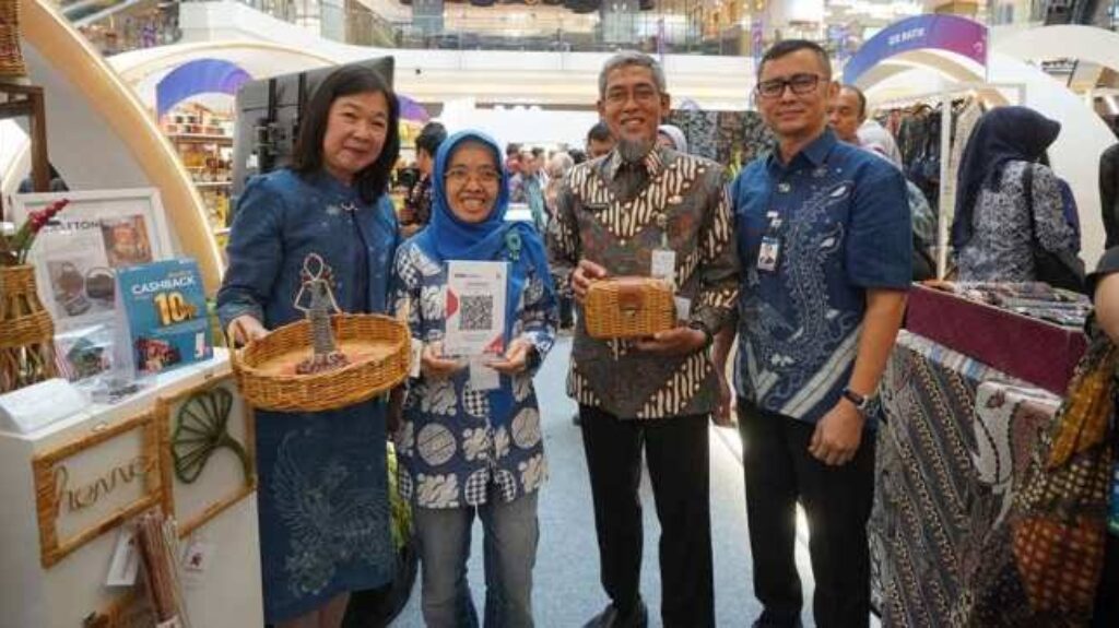 Sumarno berdampingan dengan Kepala Perwakilan Bank Indonesia Jateng, minggu (28/4/2024). (Ahmad/kabarterdepan.com) 