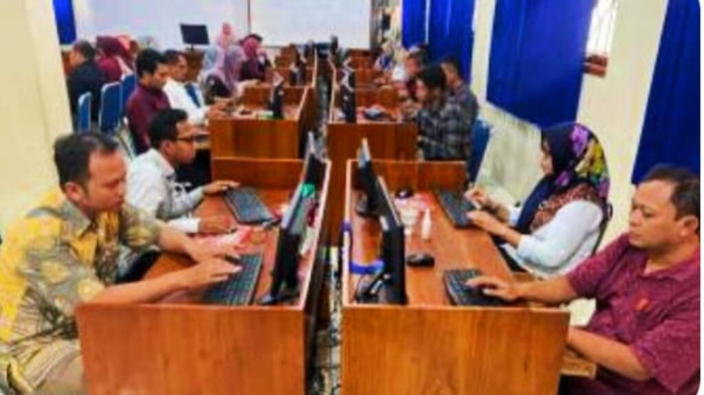 47 Panwascam Existing ikuti evaluasi kerja. (Masrikin/kabarterdepan.com) 