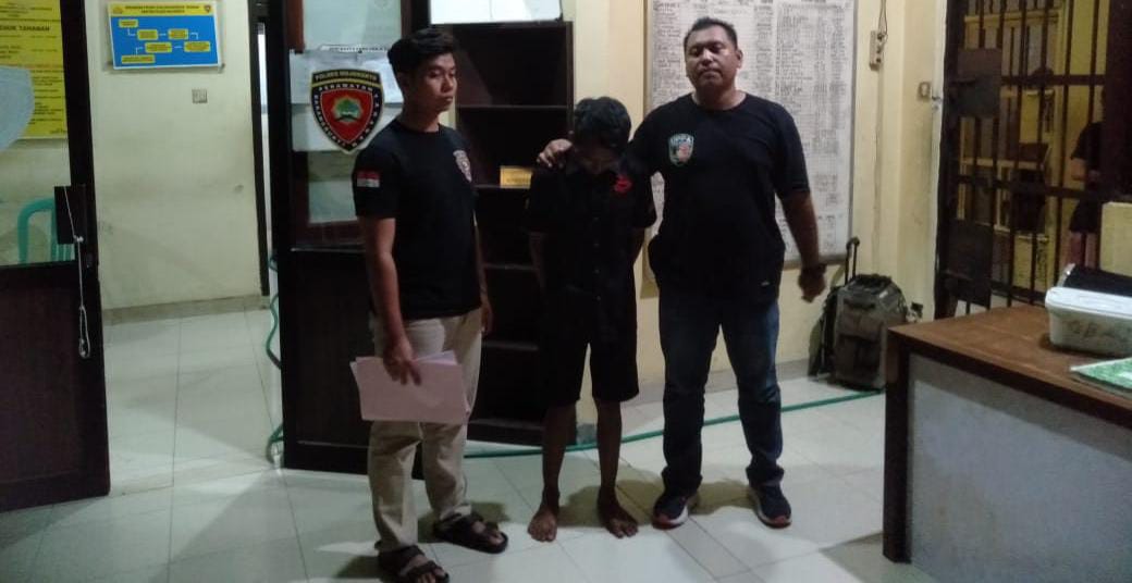Polisi menggelandang pelaku (Andy / Kabarterdepan.com)