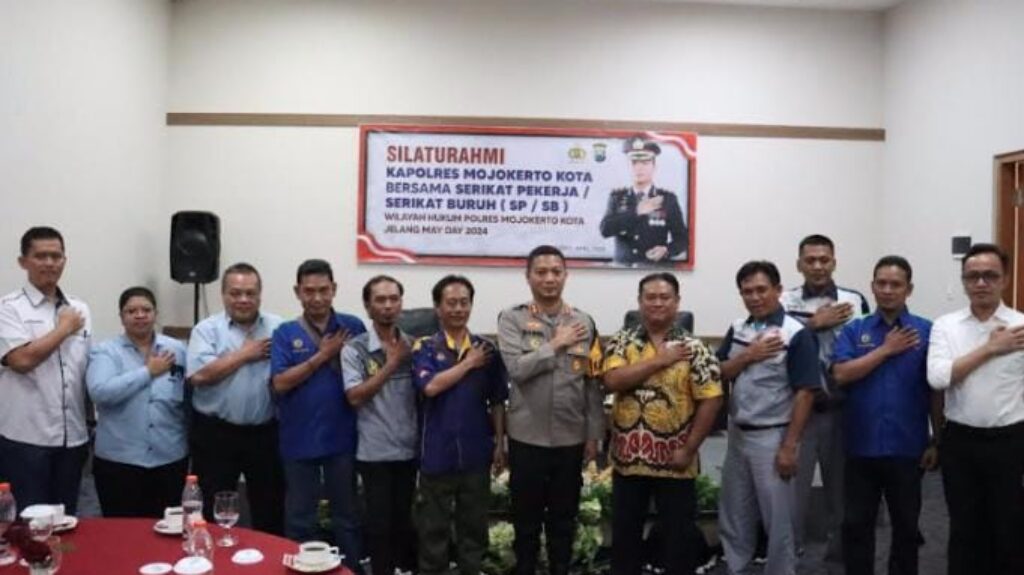 Kapolres Mojokerto Kota silaturahim dengan Serikat pekerja dan buruh, Senin (29/4/2024). (Alief Wahdana/kabarterdepan.com) 