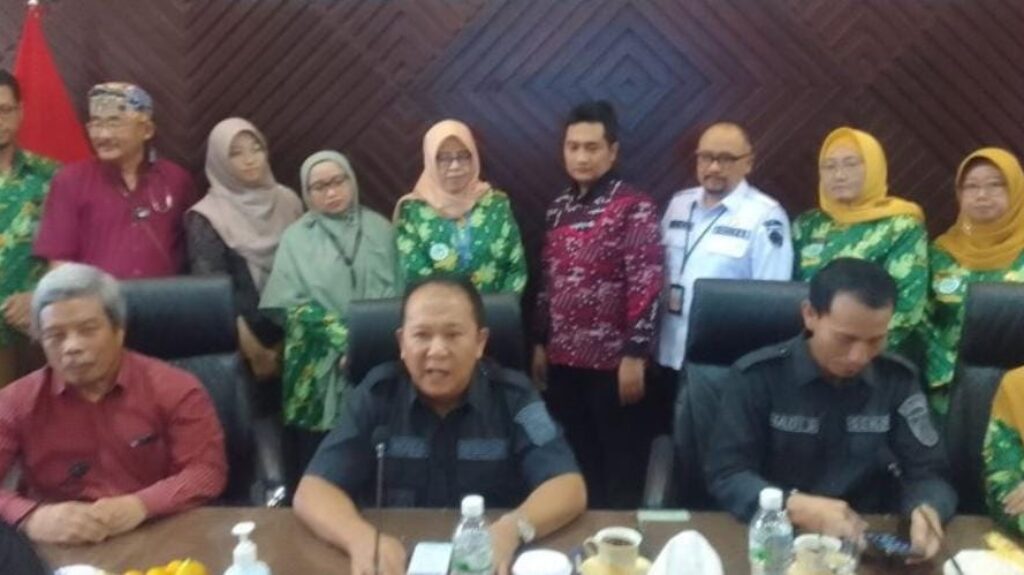 Bupati Jember foto bersama Direktur dan staf RSD dr Soebandi Jember. (Lana/kabarterdepan.com) 