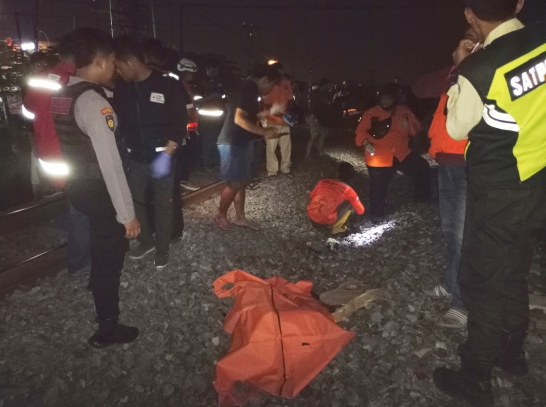 Jasad pengamen yang tertabrak kereta api di Mojokerto, Minggu (31/3/2024). (Joe/kabarterdepan.com) 