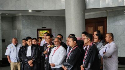 Tim Hukum Anies-Muhaimin memberikan keterangan kepada media usai sidang sengketa pemilu 2024 di Mahkamah Konstitusi, Senin (1/4/2024). (Fajri/kabarterdepan.com)