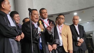 Hotman bersama kuasa hukum kubu 02 memberikan keterangan kepada wartawan usai sidang di MK, Senin(1/4/2024).