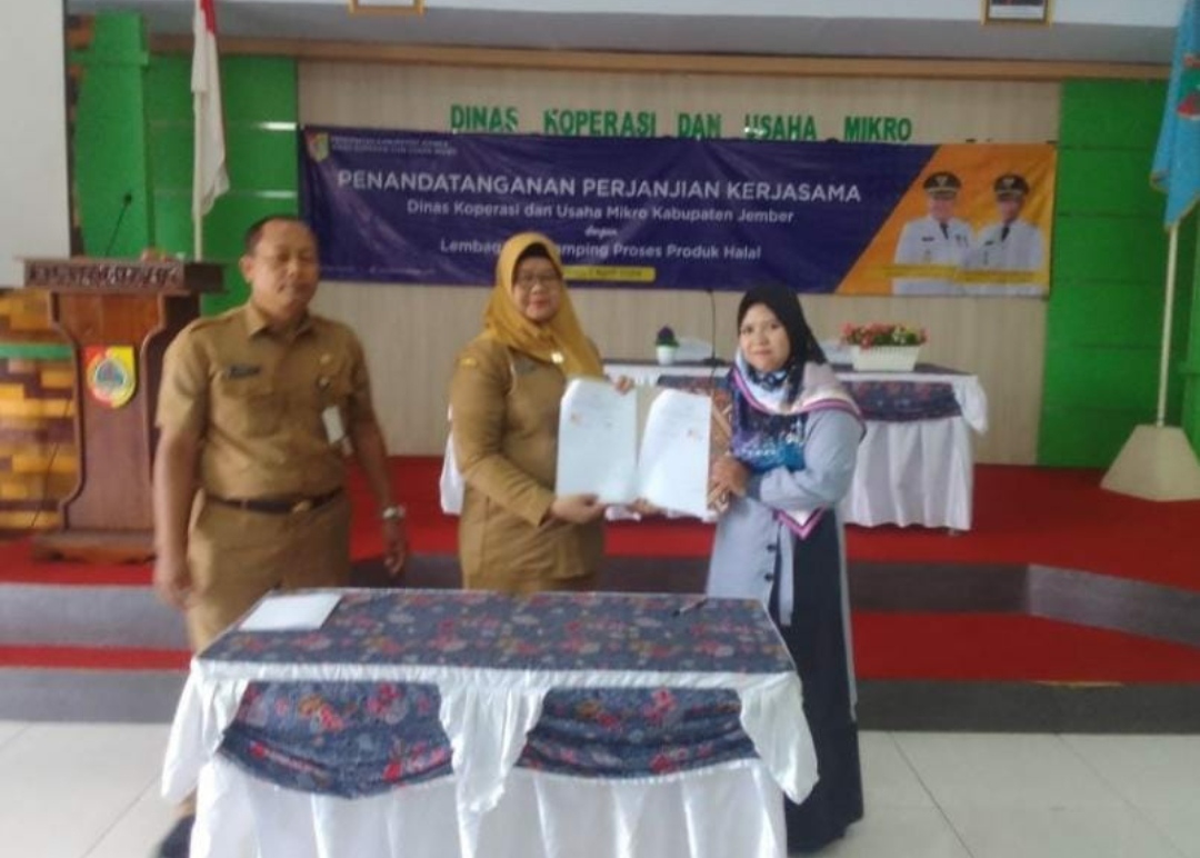 Penandatangan Kerjasama Diskopum Kabupaten Jember dan LP3H, Senin (1/4/2024). (Lana/kabarterdepan.com) 