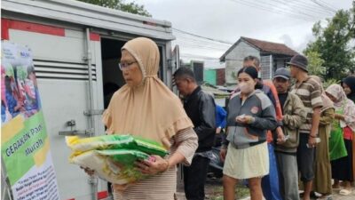Masyarakat antre pasra murah di Jember, Senin (1/4/2024). (Lana/kabarterdepan.com)