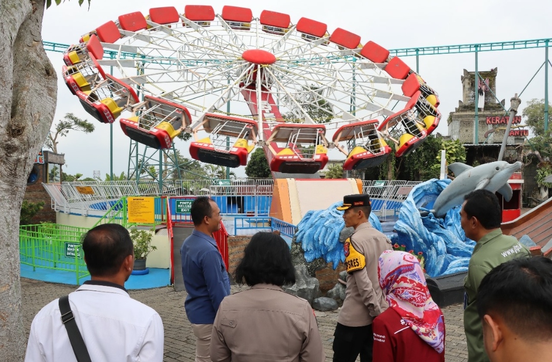 Kapolres Batu AKBP Oskar Syamsuddin, saat melaksanakan patroli dan cek ke lokasi wisata Jatim Park 1. (Yan/kabarterdepan.com) 