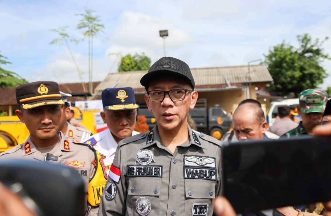 Wakil Bupati Firjaun Barlaman didampingi Kapolres Jember saat konfrensi pers usai upacara gelar pasukan, Rabu (3/4/2024). (Lana/kabarterdepan.com) 