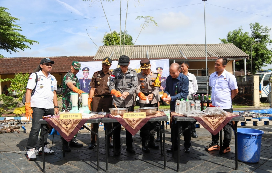 Pemusnahan barang bukti hasil operasi pekat Polres Jember, Rabu (3/4/2024). (Lana/kabarterdepan.com) 