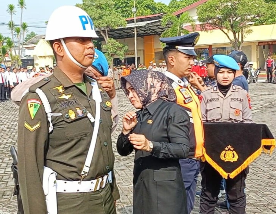 Bupati Mojokerto menyematkan pita tanda penugasan dalam apel gelar pasukan Operasi Ketupat Semeru 2024, Rabu (3/4/2024). (Joe/kabarterdepan.com) 