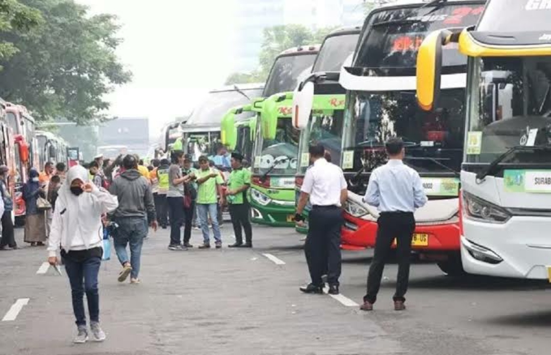 Armada Bus yang siap untuk mudik gratis 2024 di terminal Kampung Rambutan Jakarta. (Dari di Panggabean untuk Kabarterdepan.com) 