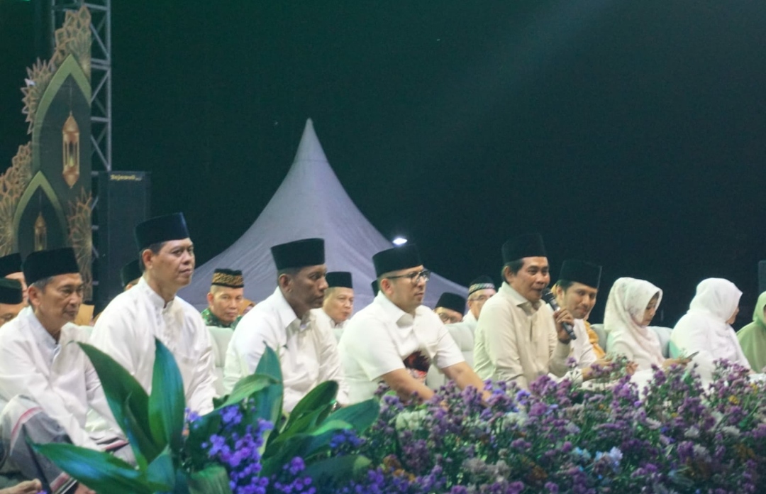 KH Anwar Zahid bersama Pj Wali Kota Mojokerto dan tamu undangan di atas panggung peringatan Nuzulul quran. (Erix/kabarterdepan.com) 