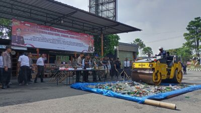 Pemusnahan ratusan botol miras dalam Apel gelar pasukan operasi Ketupat Semeru 2024 di Mapolres Batu. (Yan/kabarterdepan.com)