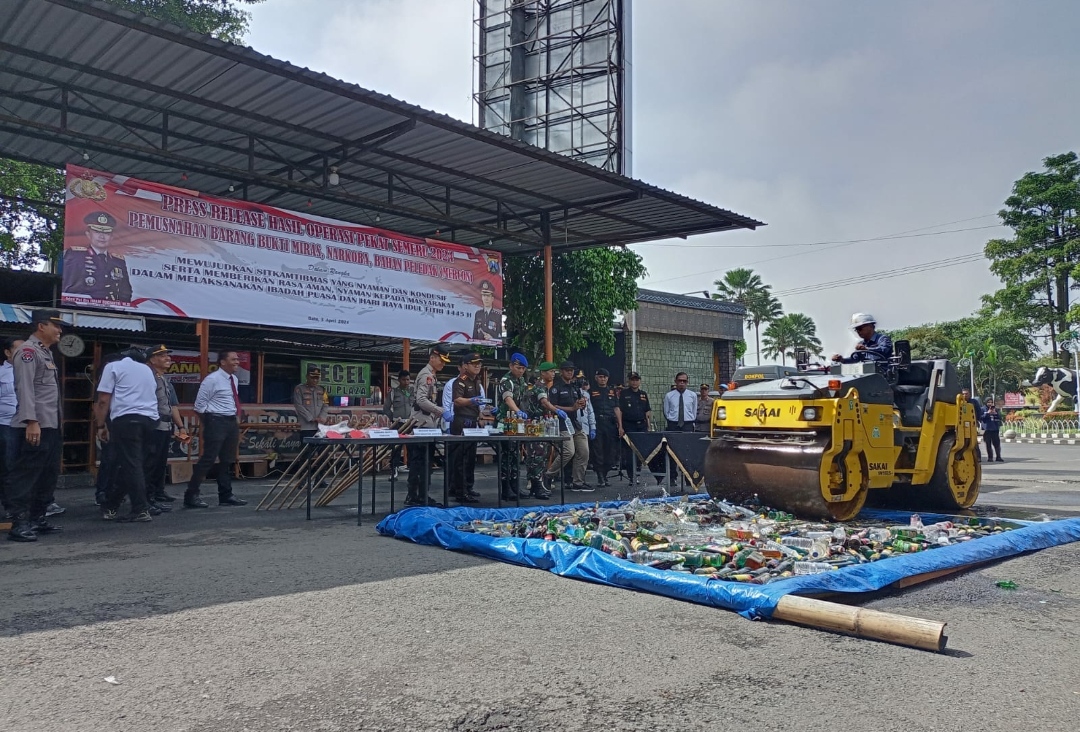 Pemusnahan ratusan botol miras dalam Apel gelar pasukan operasi Ketupat Semeru 2024 di Mapolres Batu. (Yan/kabarterdepan.com) 