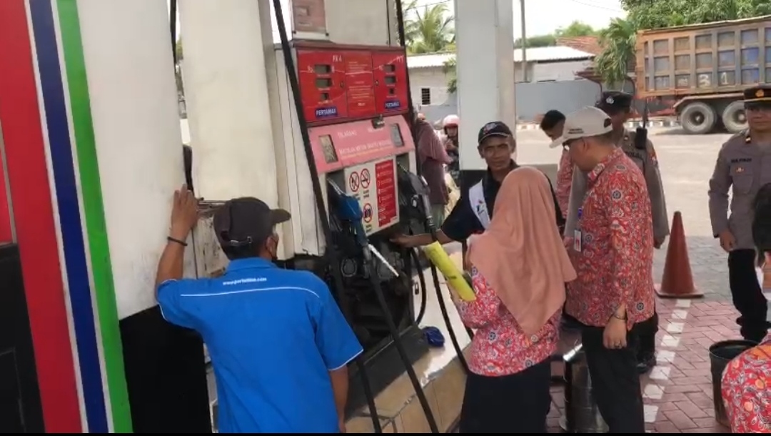 Petugas Disperindag Kabupaten Mojokerto melakukan tera ulang di sejumlah SPBU, Kamis (4/4/2024). (Redaksi/kabarterdepan.com) 