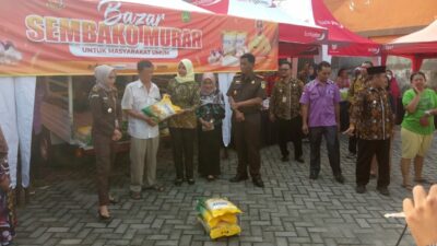 Antusias warga membeli kebutuhan pokok do bazar Sembako Murah yang digelar Kejaksaan Negeri Kota Mojokerto, Kamis (4/4/2024). (Erix/kabarterdepan.com)