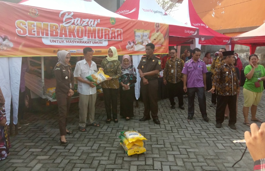Antusias warga membeli kebutuhan pokok do bazar Sembako Murah yang digelar Kejaksaan Negeri Kota Mojokerto, Kamis (4/4/2024). (Erix/kabarterdepan.com)