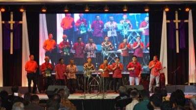 Khidmatnya Perayaan Paskah Komunitas Pria Kristen di Gereja GBT Mojokerto