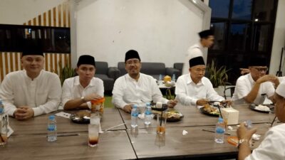 Ketua DPD Gerindra Jawa Timur Anwar Sadad bersama Kiai Asep Saifuddin Chalim dan Gus Barra dal silaturahim dan buka puasa bersama, Jumat (5/4/2024). (Redaksi/kabarterdepan.com)